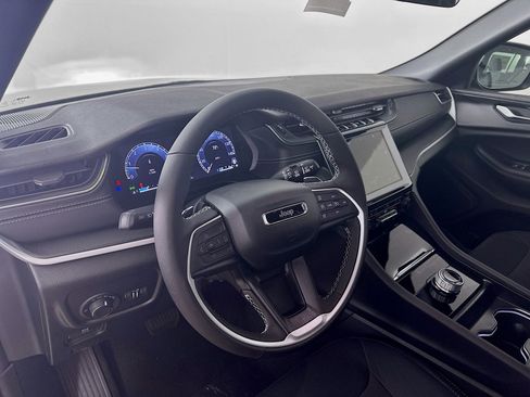 Certified 2025 Jeep Grand Cherokee Laredo X w/ Luxury Tech Group I AWD/4WD image 9