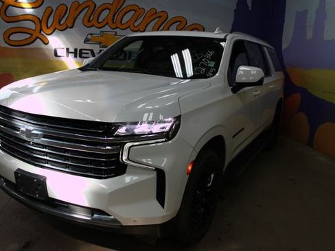 Used 2023 Chevrolet Suburban LT w/ Luxury Package AWD/4WD image 4