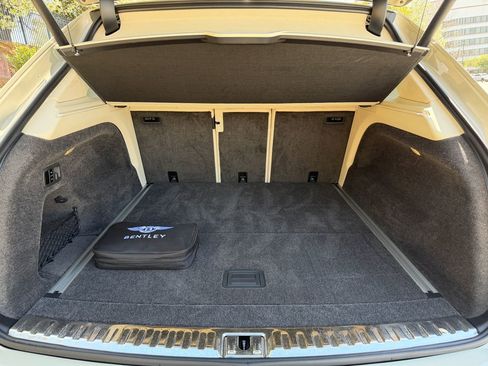 Used 2025 Bentley Bentayga image 45