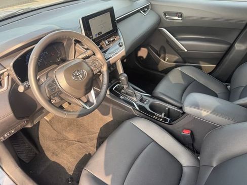 Used 2025 Toyota Corolla Cross XLE FWD image 8