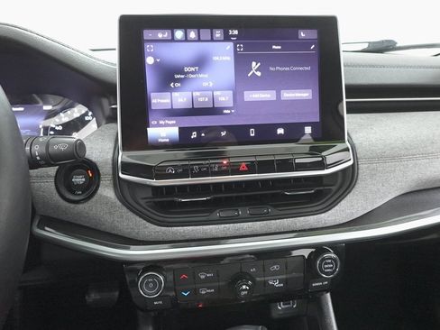 Used 2022 Jeep Compass Latitude image 16