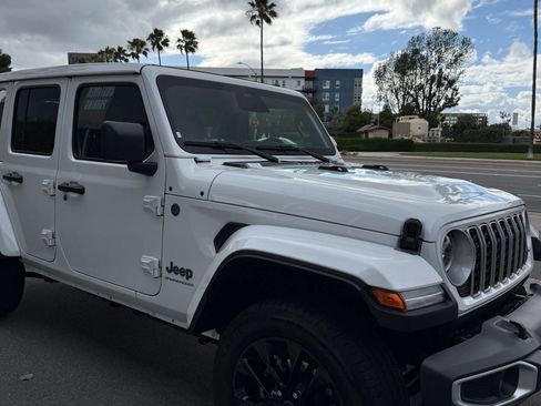 Used 2025 Jeep Wrangler Unlimited Sahara w/ Safety Group AWD/4WD image 7