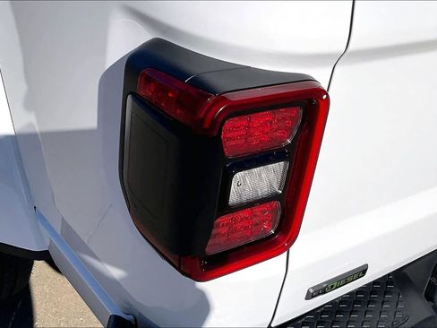 Certified 2023 Jeep Gladiator Overland image 54