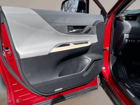 Used 2024 Toyota Venza Limited image 17