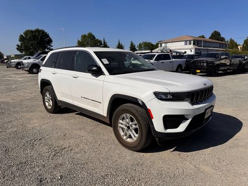 Used 2023 Jeep Grand Cherokee Laredo AWD/4WD image 1