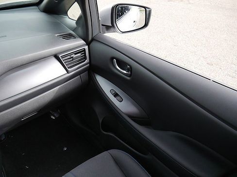 Used 2025 Nissan Leaf S image 21