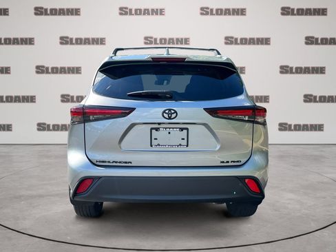 Used 2024 Toyota Highlander XLE AWD/4WD image 4
