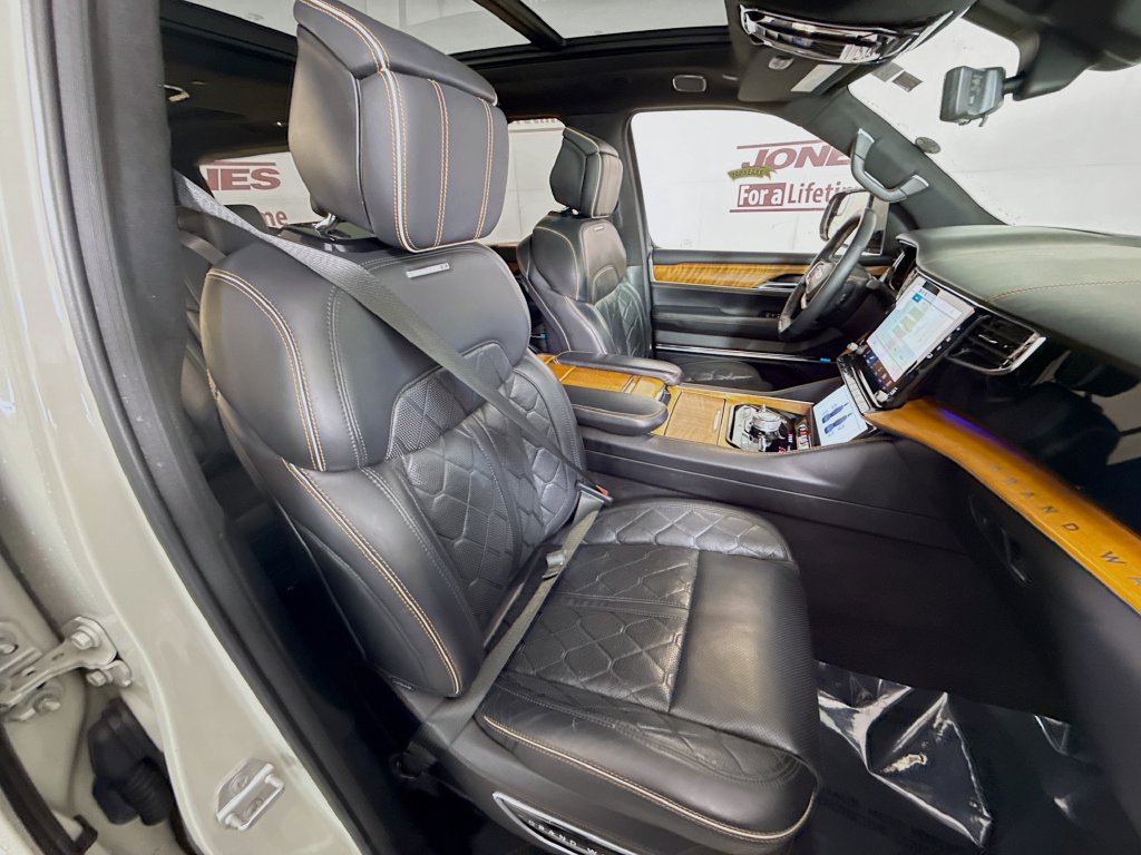 Used 2022 Jeep Grand Wagoneer Series III w/ Flexible Seating Group AWD/4WD image 35
