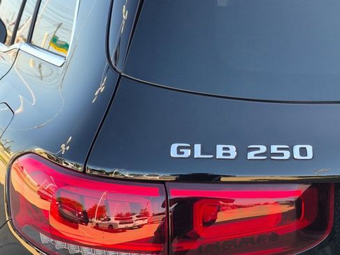 Used 2022 Mercedes-Benz GLB 250 image 4