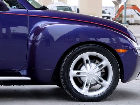 Used 2004 Chevrolet SSR w/ Preferred Equipment Group image 26