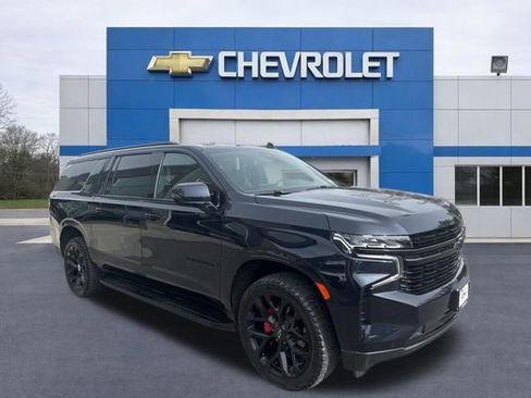 Used 2023 Chevrolet Suburban RST w/ Sport Performance Package image 3