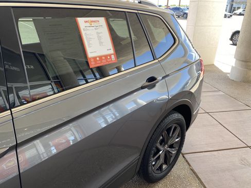 Certified 2022 Volkswagen Tiguan SE w/ Panoramic Sunroof Package image 59