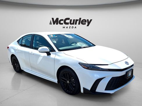 Used 2025 Toyota Camry SE AWD/4WD image 3