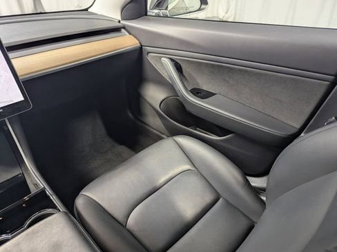 Used 2019 Tesla Model 3 Standard Range image 8