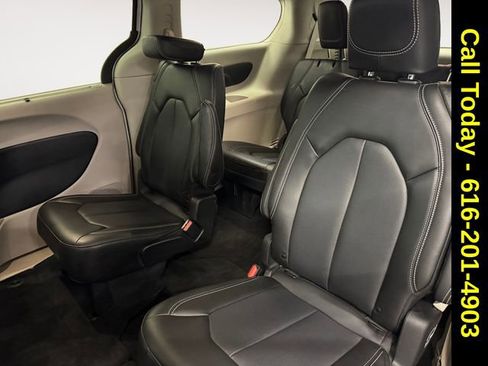 Used 2024 Chrysler Pacifica Touring-L image 21
