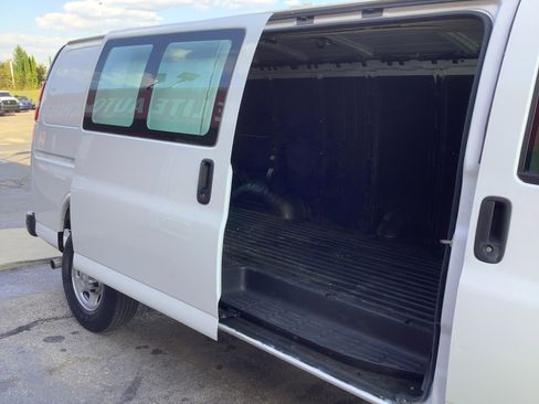Used 2016 Chevrolet Express 3500 Extended image 11