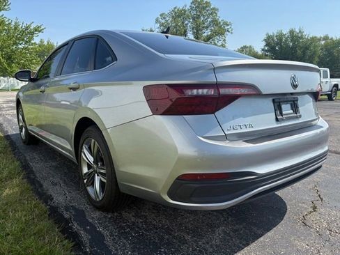 Used 2023 Volkswagen Jetta SE FWD image 2