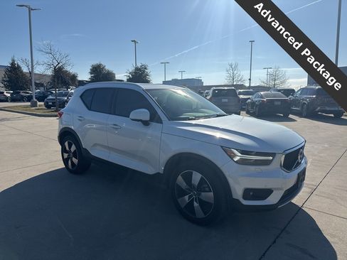 Used 2022 Volvo XC40 T5 Momentum image 3