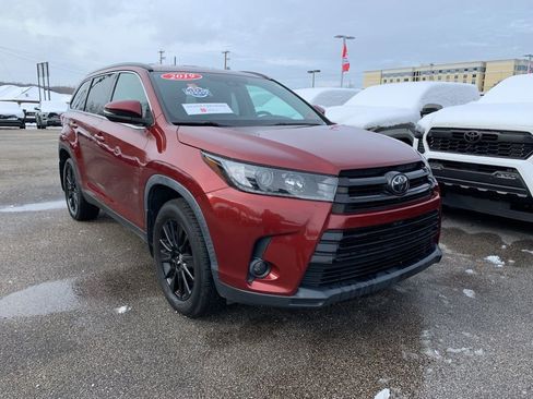 Used 2019 Toyota Highlander SE image 1