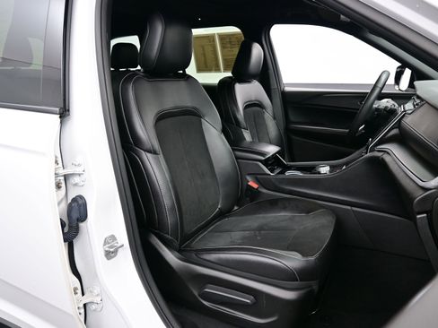 Used 2023 Jeep Grand Cherokee Altitude image 15