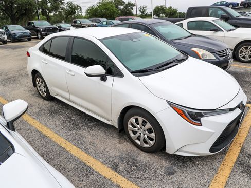 Used 2025 Toyota Corolla LE FWD image 5