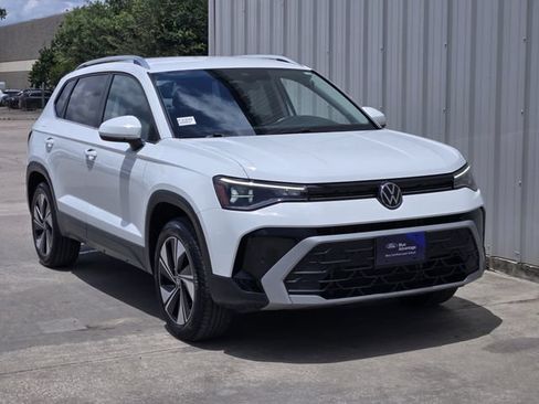 Used 2025 Volkswagen Taos SE AWD/4WD image 5