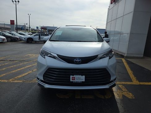 Used 2024 Toyota Sienna Platinum AWD/4WD image 10