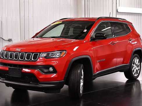 Used 2023 Jeep Compass Latitude image 3