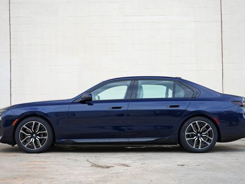 Used 2023 BMW i7 xDrive60 AWD/4WD image 9