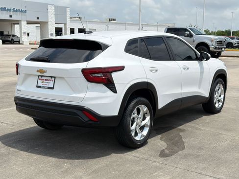Used 2024 Chevrolet Trax LS w/ LS Convenience Package FWD image 9