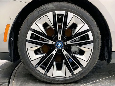 Used 2025 BMW i5 xDrive40 w/ Premium Package image 9