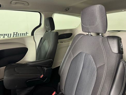 Used 2023 Chrysler Voyager LX FWD image 11