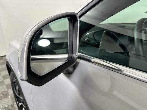 Used 2025 Volvo XC40 B5 Core image 10