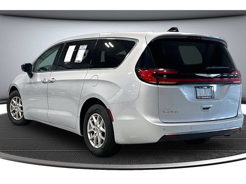 Used 2024 Chrysler Pacifica Touring-L FWD image 18