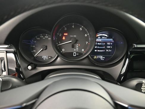 Certified 2025 Porsche Macan image 12