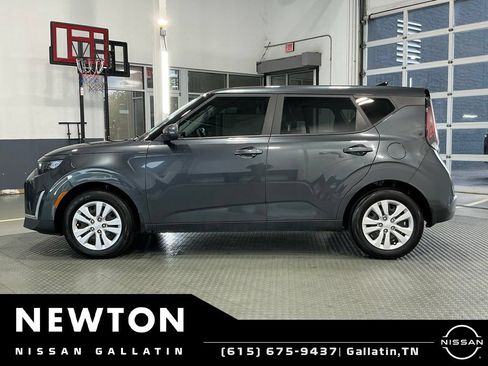 Used 2025 Kia Soul LX FWD image 3