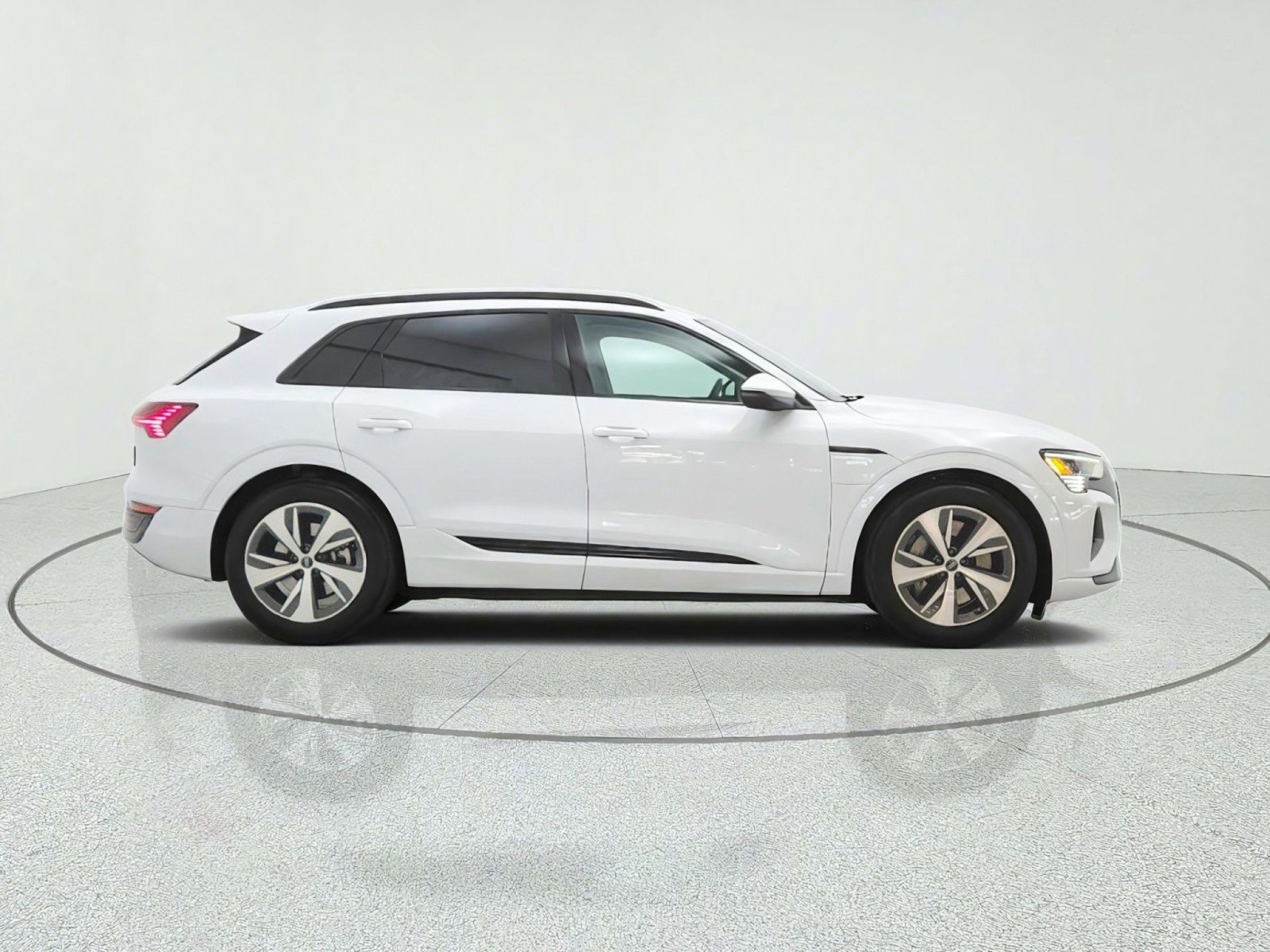 Used 2024 Audi Q8 e-tron Premium AWD/4WD image 4
