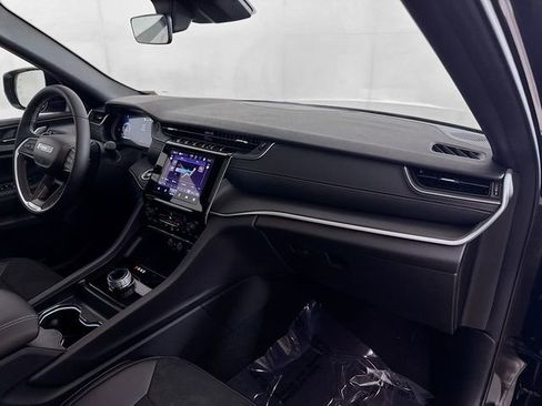 New 2025 Jeep Grand Cherokee L Altitude image 30