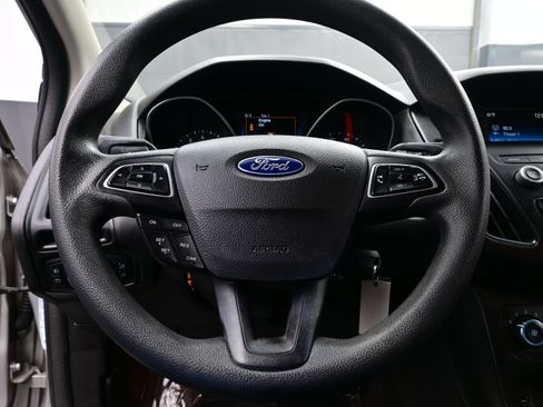 Used 2018 Ford Focus SE w/ SE Appearance Package FWD image 21
