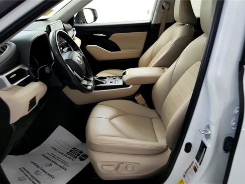 Used 2023 Toyota Highlander XLE image 17