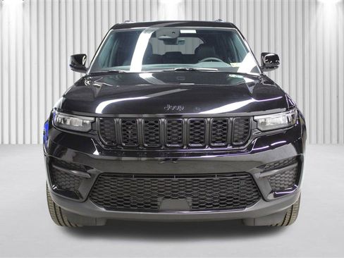 New 2025 Jeep Grand Cherokee Altitude image 38