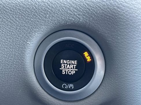 Used 2024 Chrysler Pacifica Touring-L image 11