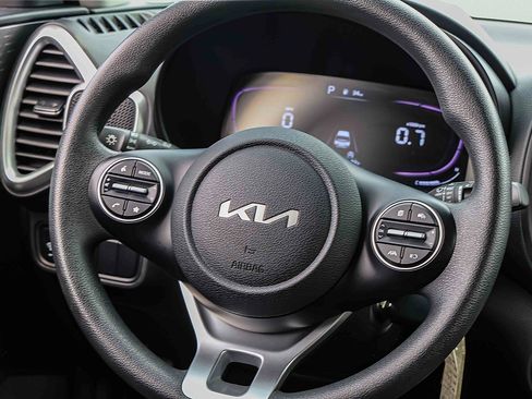 Certified 2025 Kia Soul LX w/ LX Technology Package FWD image 10