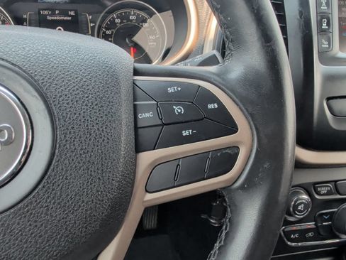 Used 2017 Jeep Cherokee Latitude w/ Comfort & Sound Group FWD image 18