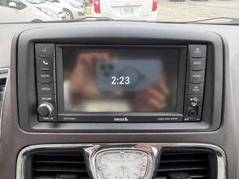 Used 2014 Chrysler Town & Country Touring-L FWD image 21