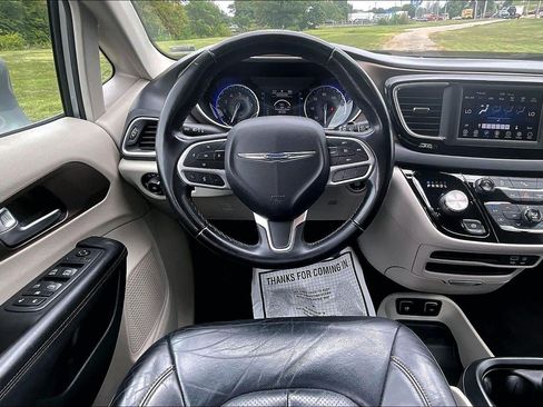 Used 2018 Chrysler Pacifica Touring-L FWD image 5