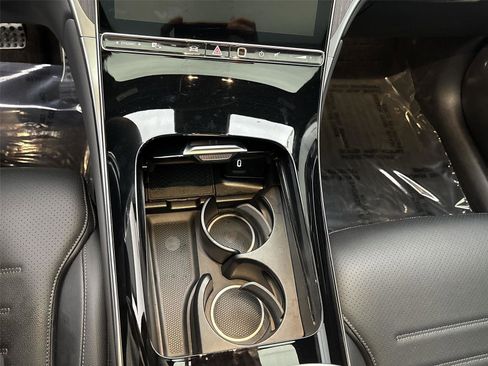 Used 2025 Mercedes-Benz GLC 300 4MATIC image 23