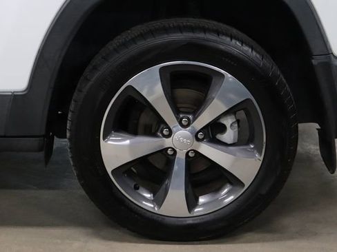 Used 2019 Jeep Cherokee Limited FWD image 30
