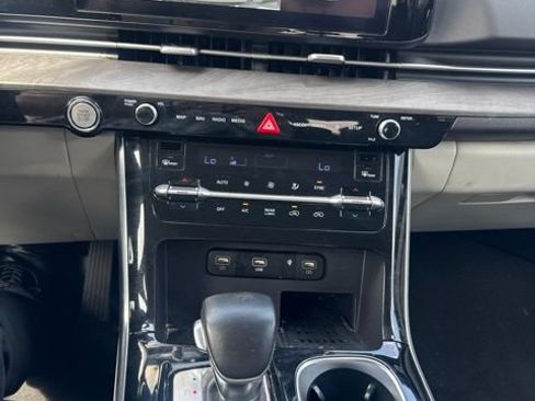 Used 2024 Kia Carnival EX FWD image 18