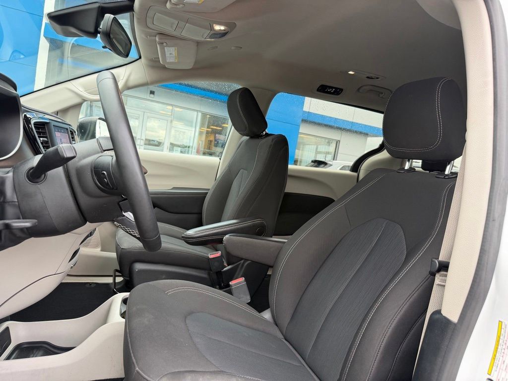 Used 2024 Chrysler Voyager LX FWD image 6